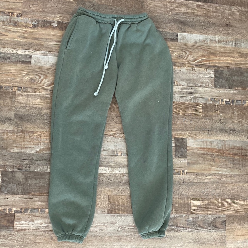 Hot and delicious sweat pants fit small-medium.